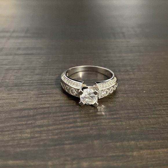 Gorgeous Sterling Silver Cubic Zirconia Ring Size 8 - Picture 3 of 7